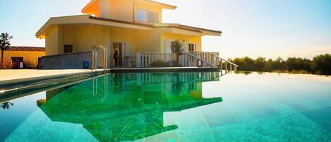 Una piscina al aire libre