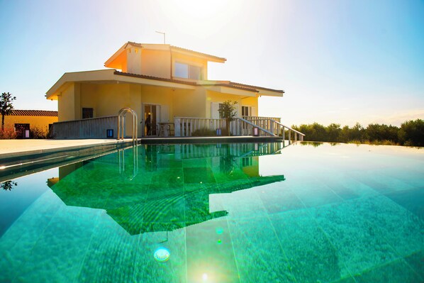 Outdoor pool - The FAROS Estate Angelochori - spacious villa with pool to make you feel at home (Angelochori)