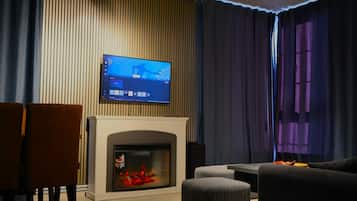 Signature House, 3 Bedrooms, Kitchen | Living room | 40-inch Smart TV with digital channels