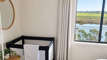 3 bedrooms, iron/ironing board, free WiFi, bed sheets