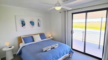 3 habitaciones, tabla de planchar con plancha y cuna de viaje