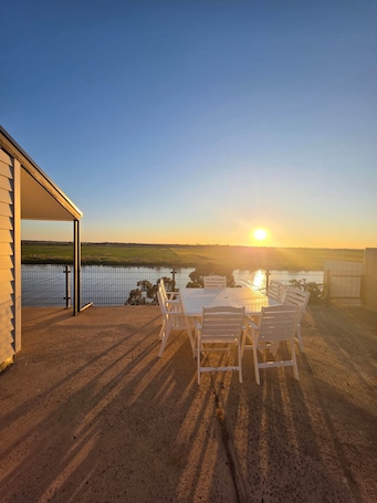 Outdoor dining. RiverBed Rise