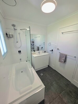 Amenidades de baño ecológicas, secadora de cabello, toallas, jabón