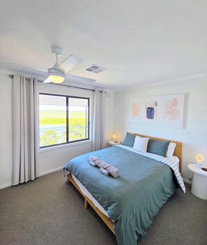 3 habitaciones, tabla de planchar con plancha y cuna de viaje