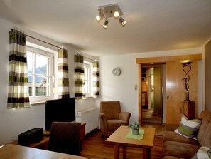 Télévision, baby-foot, table de tennis de table, chaîne hi-fi