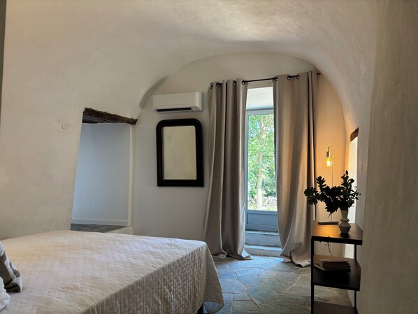 3 bedrooms, internet, bed sheets - Suite with garden and pool (Murato)