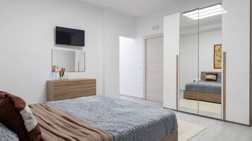 2 bedrooms, travel crib, free WiFi