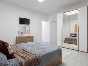 2 bedrooms, travel crib, free WiFi