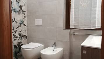 Doccia, asciugacapelli, bidet, asciugamani