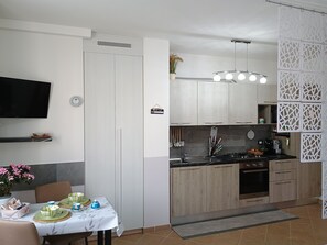 ثلاجة، فرن، موقد طهي مسطح، غسالة أطباق