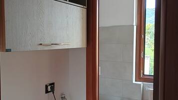 Regadera, secadora de cabello, bidet, toallas