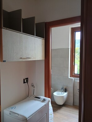 Regadera, secadora de cabello, bidet, toallas 