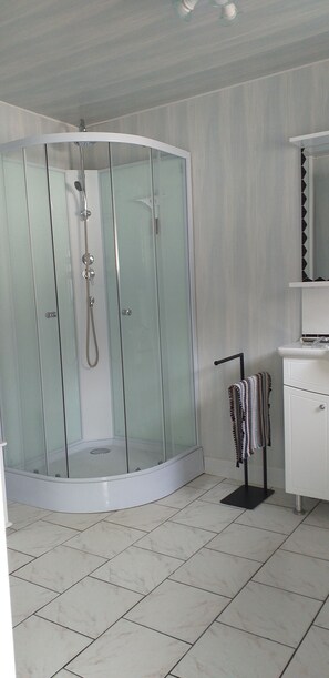Chuveiro, secador de cabelo, papel higiênico 