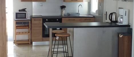 ثلاجة، ميكروويف، فرن، موقد طهي مسطح