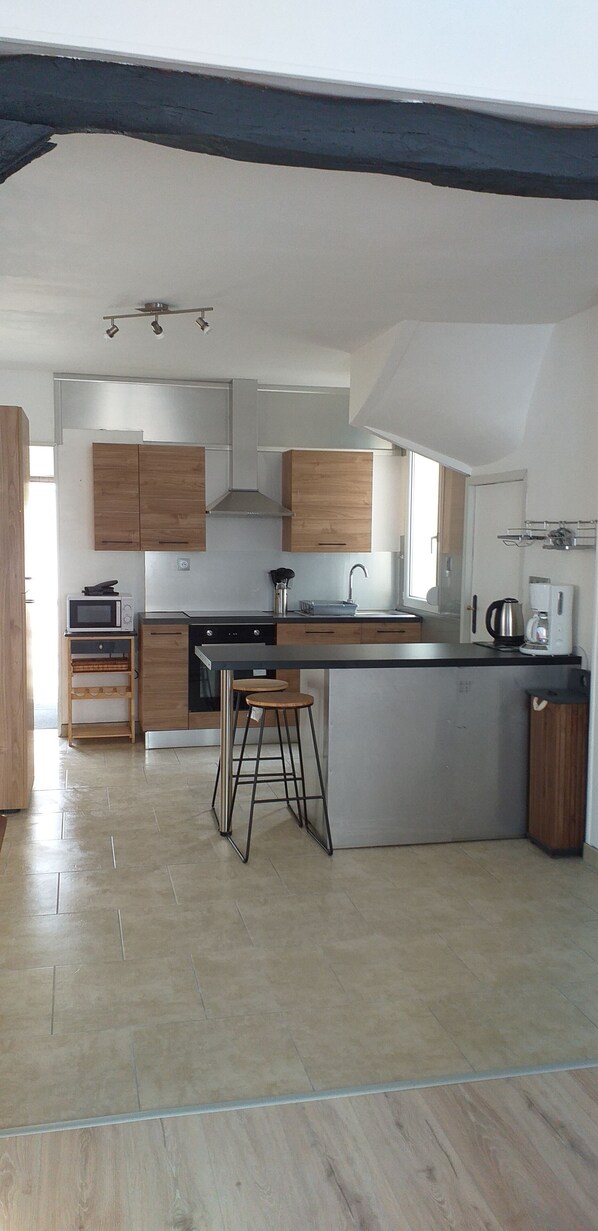 Fridge, microwave, oven, stovetop - Renovated house with terrace next to the owners (Martin-Église)
