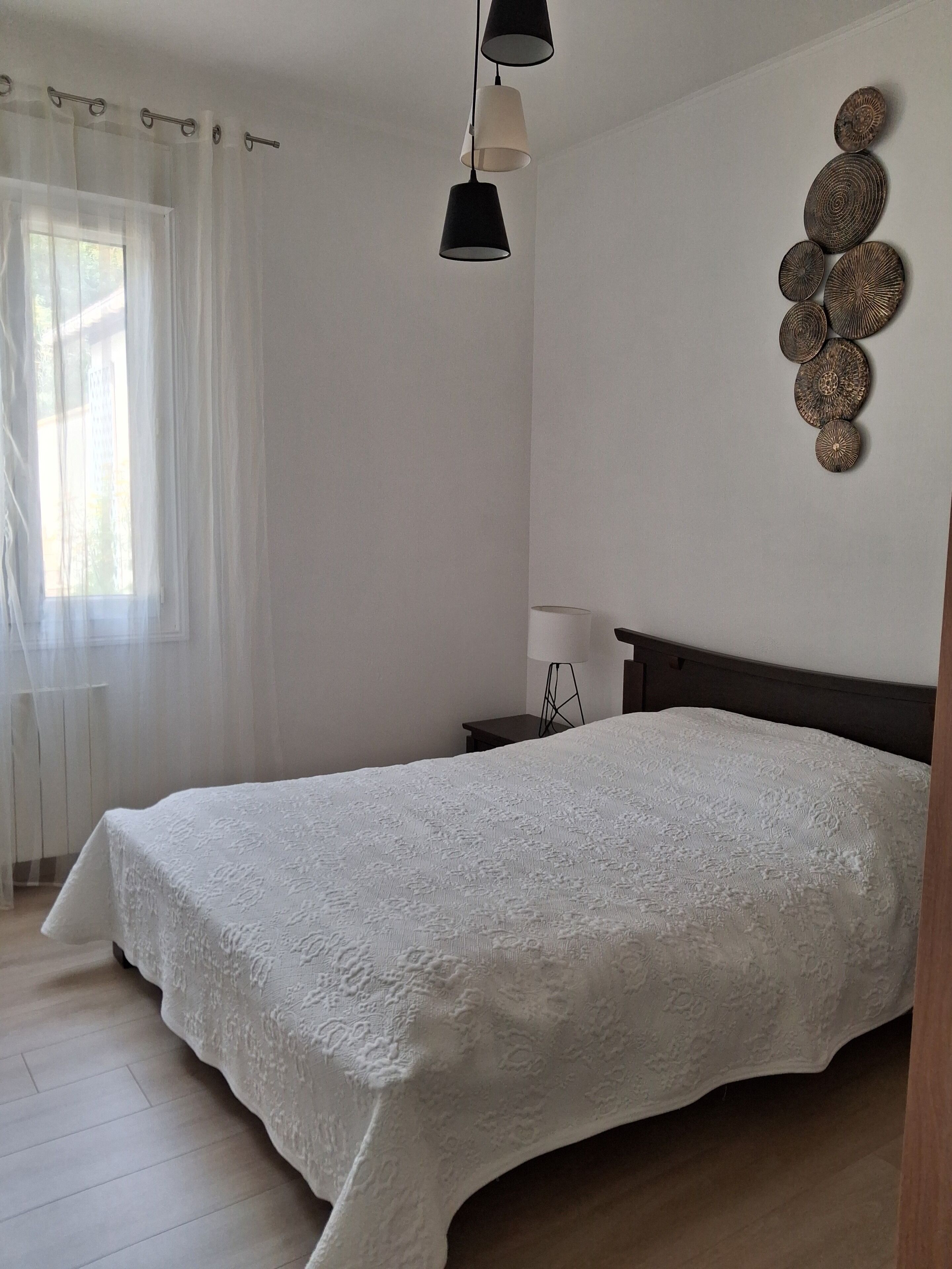 3 bedrooms, iron/ironing board, travel crib, WiFi (free)