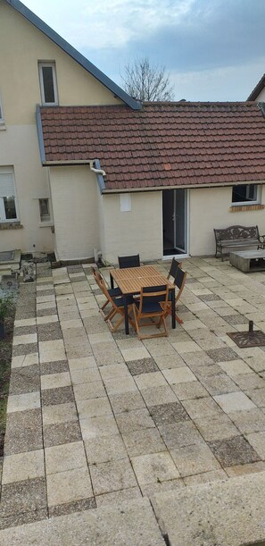 Outdoor dining - Renovated house with terrace next to the owners (Martin-Église)