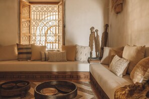 Cofres nos quartos, Wi-Fi de cortesia, roupa de cama