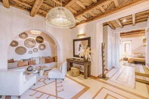 Caja de seguridad en la habitación, wifi gratis y ropa de cama 