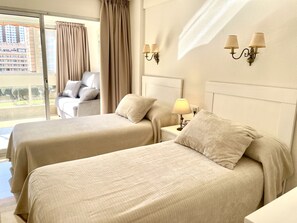 Bügeleisen/Bügelbrett, Reisekinderbett, kostenloses WLAN, Bettwäsche