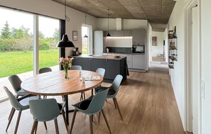 Kjøleskap, oppvaskmaskin og kaffetrakter/tekoker