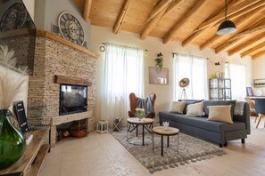 Smart TV, fireplace - Villa Toro with an Infinity Pool under Motovun (Motovun)