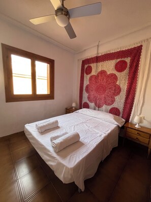 3 habitaciones, escritorio, tabla de planchar con plancha y wifi gratis 