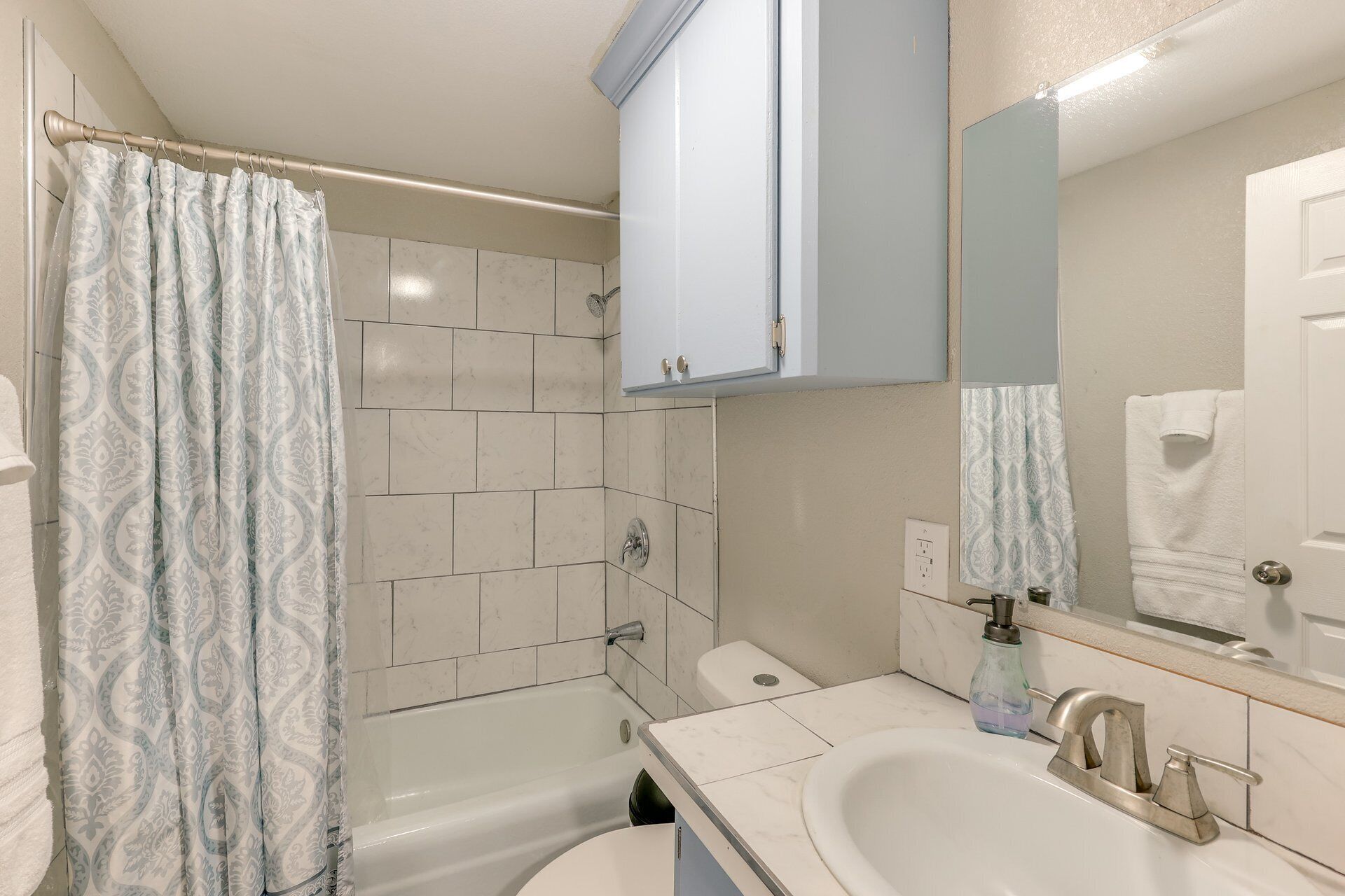 Secadora de cabello, toallas, jabón, papel de baño 