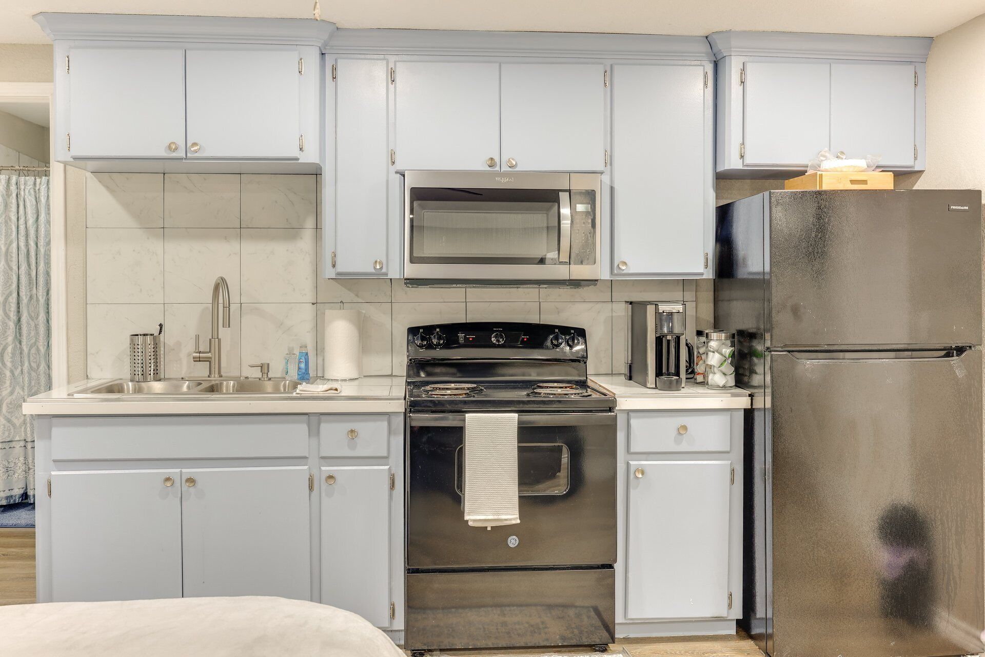 Refrigerador, microondas, horno y parrilla de estufa 