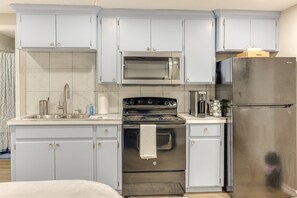 雪櫃、微波爐、焗爐、爐具