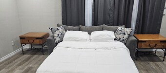 Charming apartment with a full size kitchen AC and WiFi in wonderful New Boston