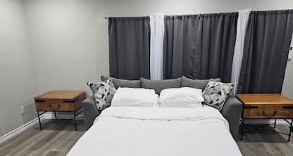 Charming apartment with a full size kitchen AC and WiFi in wonderful New Boston