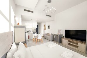 WiFi, bed sheets - Studio Dubai | Cozy Luxury Stay Near Downtown Dining Shopping & Leisure (Dubai)