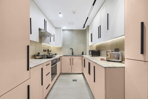 Refrigerador, microondas, horno y parrilla de estufa