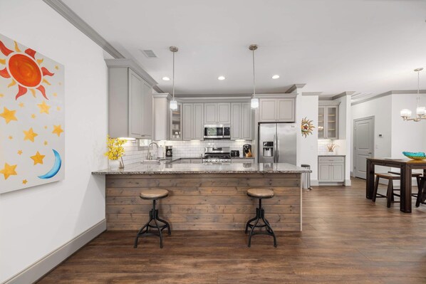 Jääkaappi, mikroaaltouuni, uuni, liesi