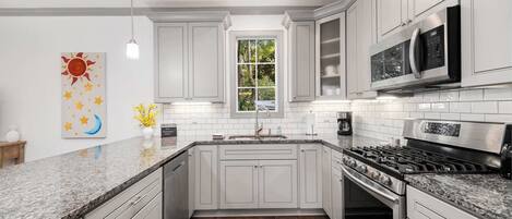 ثلاجة، ميكروويف، فرن، موقد طهي مسطح