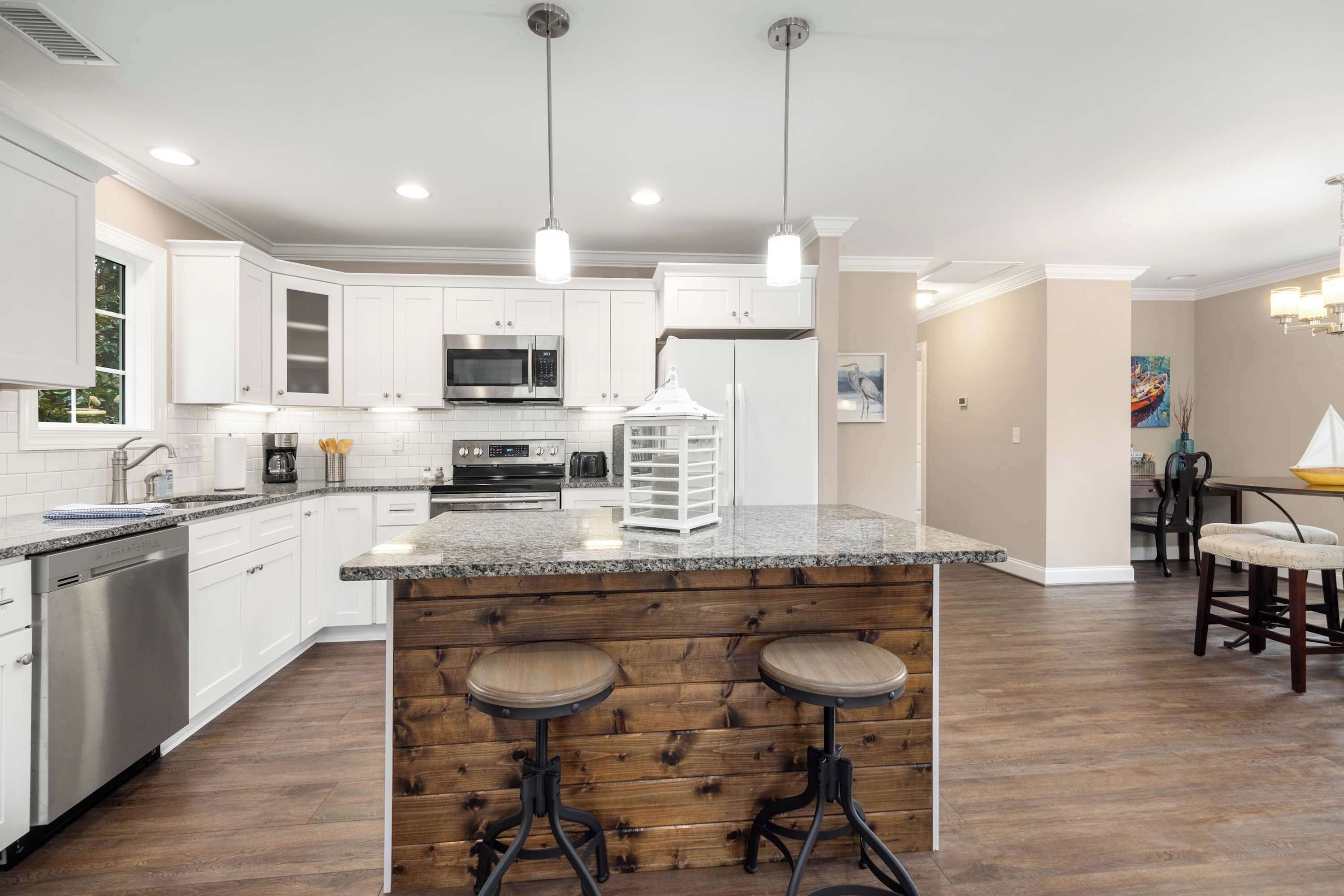 Kjøleskap, mikrobølgeovn, ovn og kokeplater