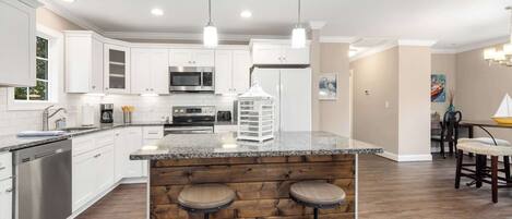 ثلاجة، ميكروويف، فرن، موقد طهي مسطح