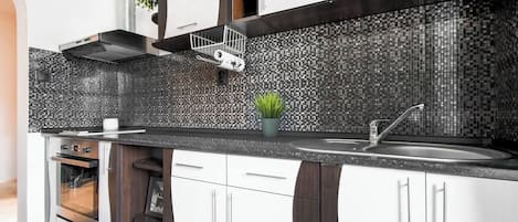 Fridge, oven, stovetop, coffee/tea maker
