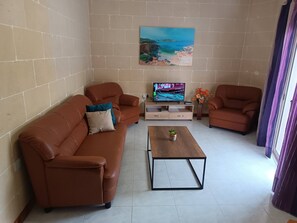 Apartment, 2 Bedrooms, Patio, Ocean View | Living room | Books