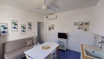 Casa Basic | Area soggiorno | TV a schermo piatto