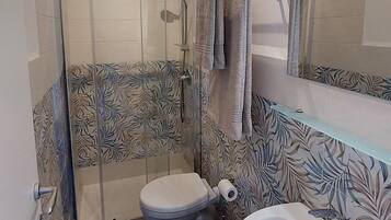 Casa básica | Banheiro | Roupões de banho