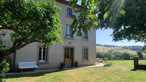 A two-story building with a front door, windows, and a bench outside. - Renovated country chic cottage, 6 bedrooms for 13, garden, terrace, Haute-Loire (Siaugues-Sainte-Marie)
