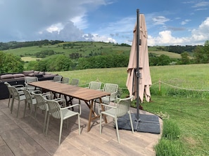 Outdoor dining - Renovated country chic cottage, 6 bedrooms for 13, garden, terrace, Haute-Loire (Siaugues-Sainte-Marie)