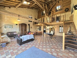 Een televisie en een open haard