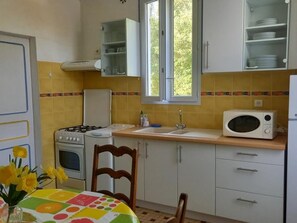 Kjøleskap, mikrobølgeovn, kaffetrakter/tekoker og brødrister