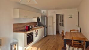 Kaffetrakter/tekoker, kjøleskap, ovn og kokeplater