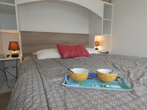 2 bedrooms, travel cot, WiFi