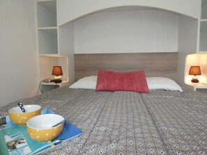 2 bedrooms, travel cot, WiFi
