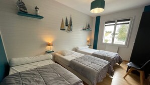 A room with two beds, a window, and decorative items on the wall. - Family cottage with heated pool in Bretignolles-sur-Mer (Bretignolles-sur-Mer)